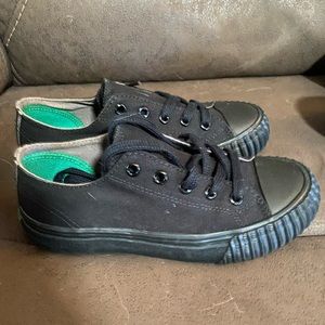 Black size 2.5 kid’s PF flyers.
